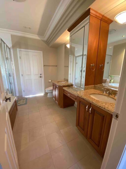 Lucky Suite, Two-Bedroom Suite With Independent Entrance In Richmond Close To Yvr Esterno foto