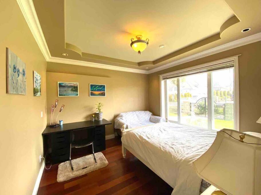 Lucky Suite, Two-Bedroom Suite With Independent Entrance In Richmond Close To Yvr Esterno foto