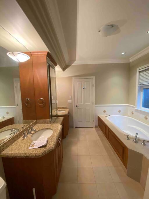 Lucky Suite, Two-Bedroom Suite With Independent Entrance In Richmond Close To Yvr Esterno foto