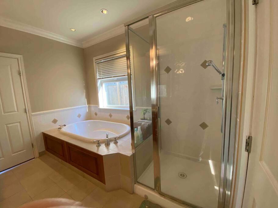 Lucky Suite, Two-Bedroom Suite With Independent Entrance In Richmond Close To Yvr Esterno foto