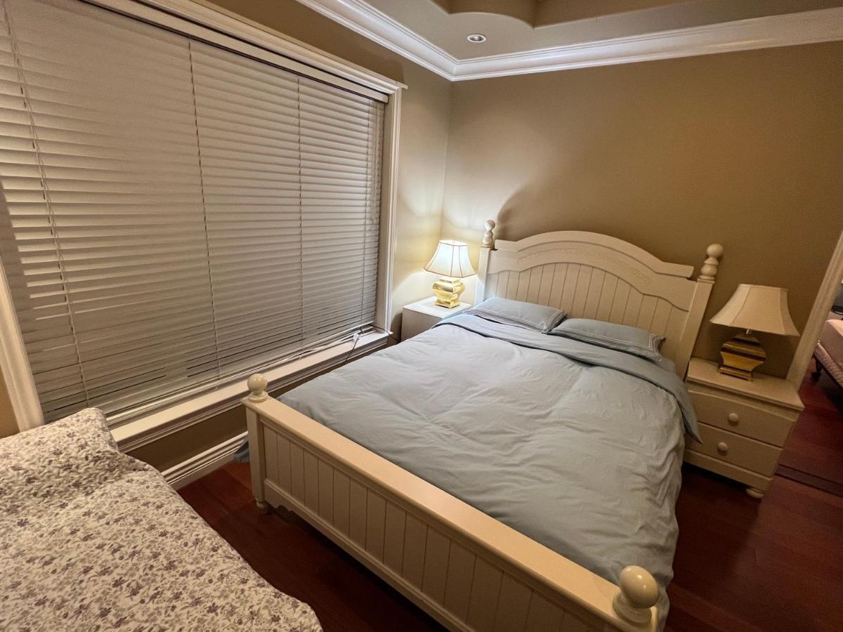 Lucky Suite, Two-Bedroom Suite With Independent Entrance In Richmond Close To Yvr Esterno foto