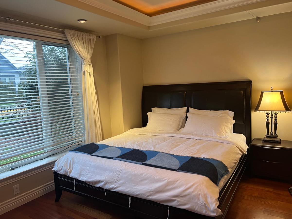 Lucky Suite, Two-Bedroom Suite With Independent Entrance In Richmond Close To Yvr Esterno foto